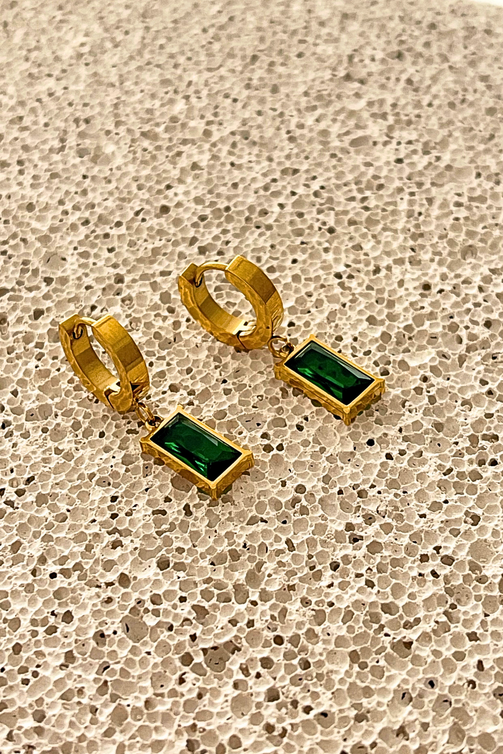 AUSKARAI SU ŽALIAIS CIRKONIAIS