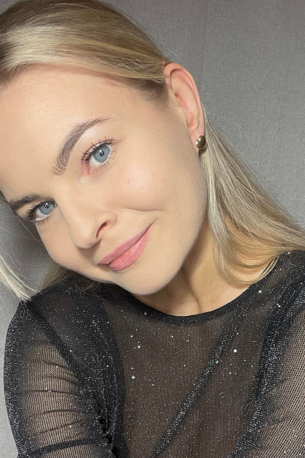 rose gold hoops auskarai su sirdelem