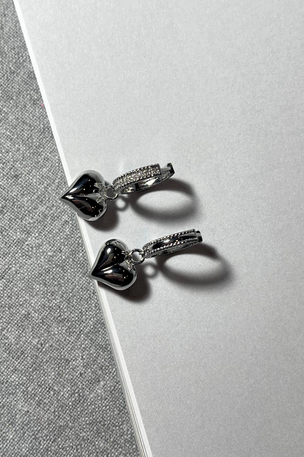 sidabro spalvos hoops auskarai sirdeles