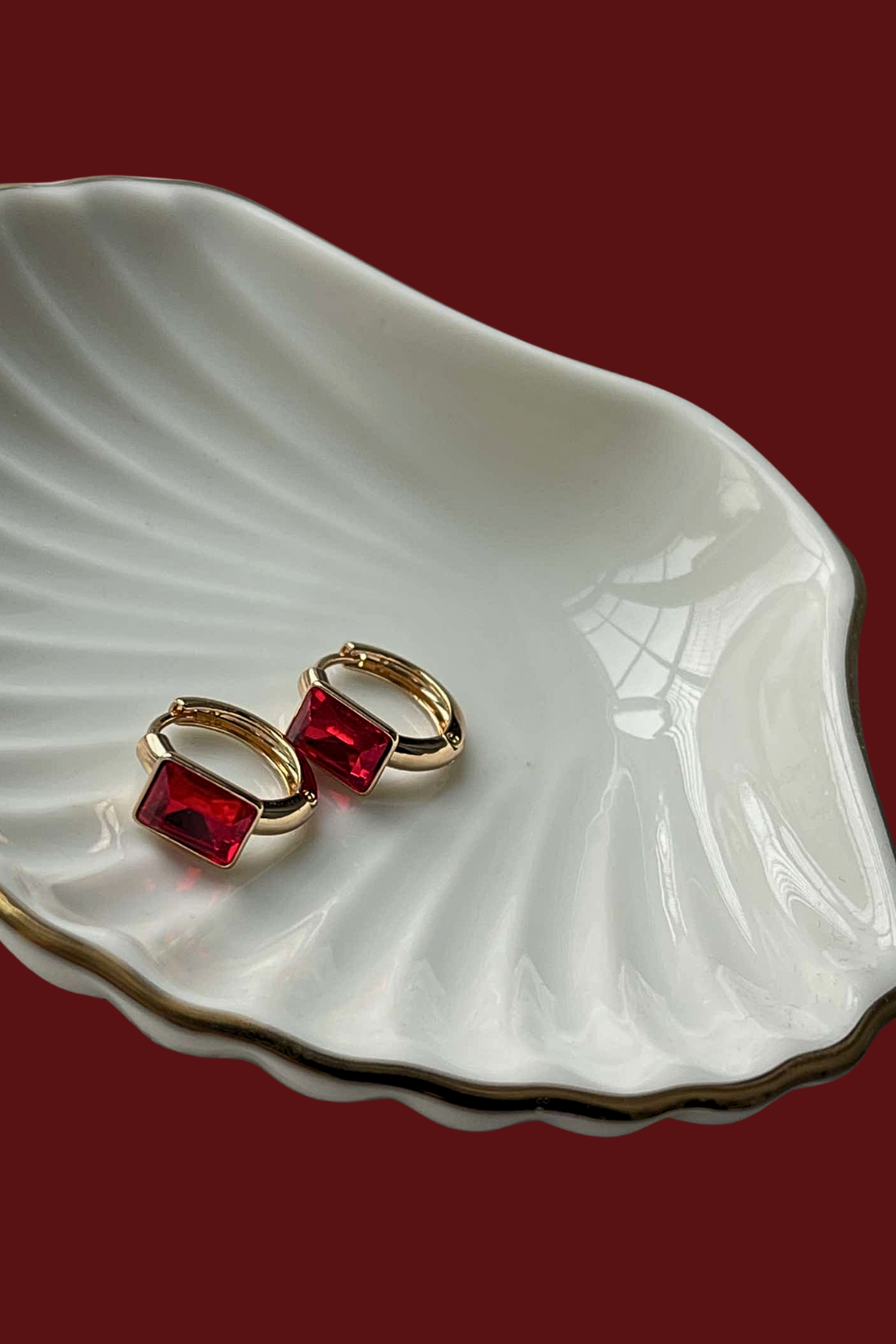 AUSKARAI SU RAUDONAIS CIRKONIAIS